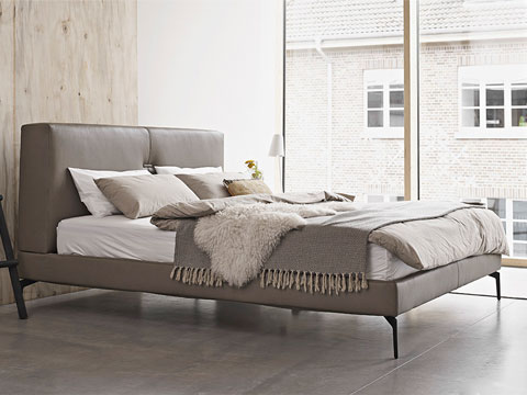 Die formale Aussage beim Thread Bett wirkt vertraut und aufregend zugleich. Das üppig gepolsterte Kopfteil wird mittig durch die betonte Naht geteilt, die durch eine Spange verriegelt wird.