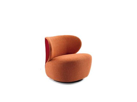 Üppig und rund. Es sind die Kurven, die den Sessel Bao spontan sympathisch machen. Eine opulente Skulptur mit kunstvoller Kehrseite.
 Walter Knoll Sessel Bao