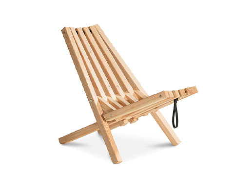 Der Fieldchair ist vollständig aus unbehandeltem Lärchenholz hergestellt. Dieses gibt dem Stuhl seine natürliche Ausstrahlun und betont die Kraft des Materials.
 Weltevree Fieldchair