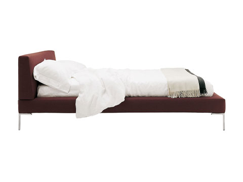 Das Bett Charles ist eine Weiterentwicklung des gleichnamigen Sofas. Es ist in zwei Versionen erhältlich.