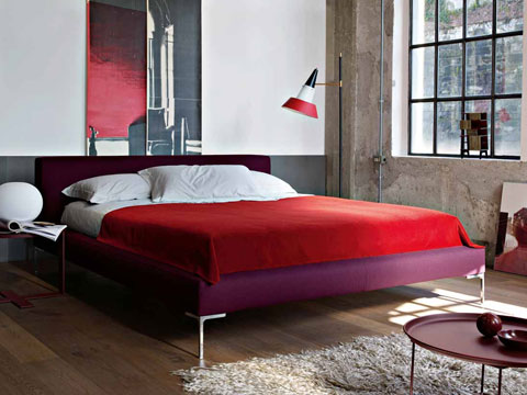 Bett Charles, B&B Italia, ist eine Weiterentwicklung des gleichnamigen Sofas und ist in zwei Versionen erhältlich
Bett Charles