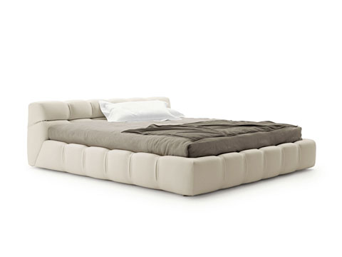 Das Bett Tufty-Bed vereint Komfort und Stabilität, Modernität und Verbundenheit zur Tradition, die sich in der Anlehnung an den Chesterfield-Stil und die Capitonné-Technik zeigt.