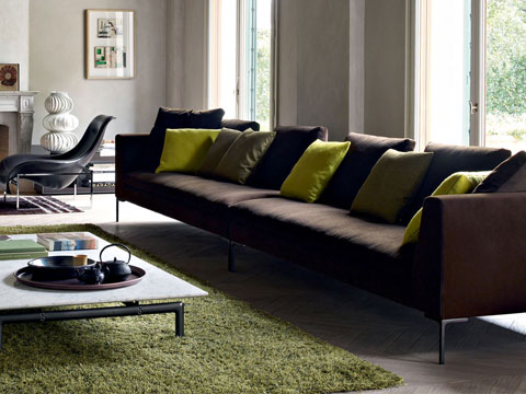 Sofa Charles von B&B Italia ist eine Hommage an das Design der 1950er und 60er Jahre. Der Name bezieht sich natürlich auf Charles Eames.
Sofa Charles