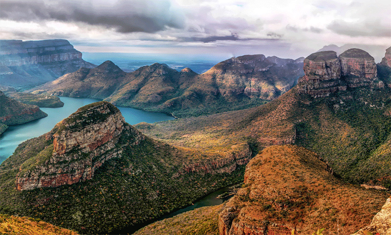 Inspiriert von den Landschaften und Farben Afrikas entstanden in Zusammenarbeit mit dem Textildesigner Helmut Scheufele die Teppiche von Walter Knoll.