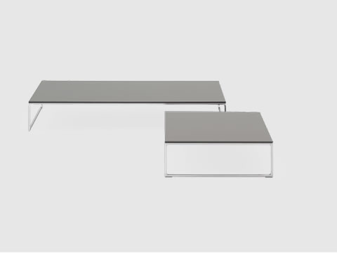 Wie das Sofa scheint auch der Tisch Mell zu schweben. Das liegt an den filigranen Stahlkufen, gerade einmal zwölf Millimeter stark.
 COR Beistelltisch Mell