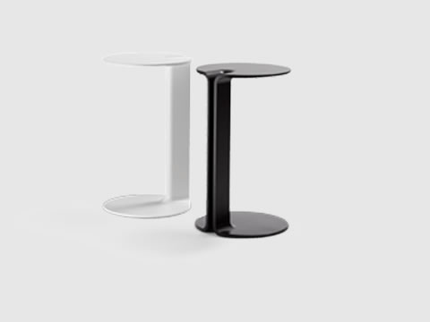 Twin ist ein kleiner Diener, immer dort, wo er gebraucht wird. Der Beistelltisch mit markantem Fuß, in lackiert ist cool
 Twin Beistelltisch von COR