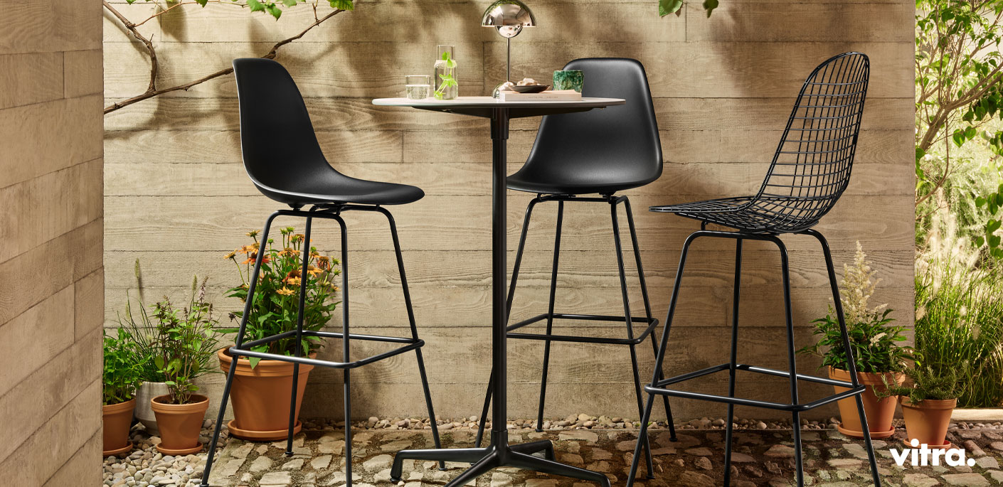 Eames Stools Medium & / High Contract Tables High von Vitra