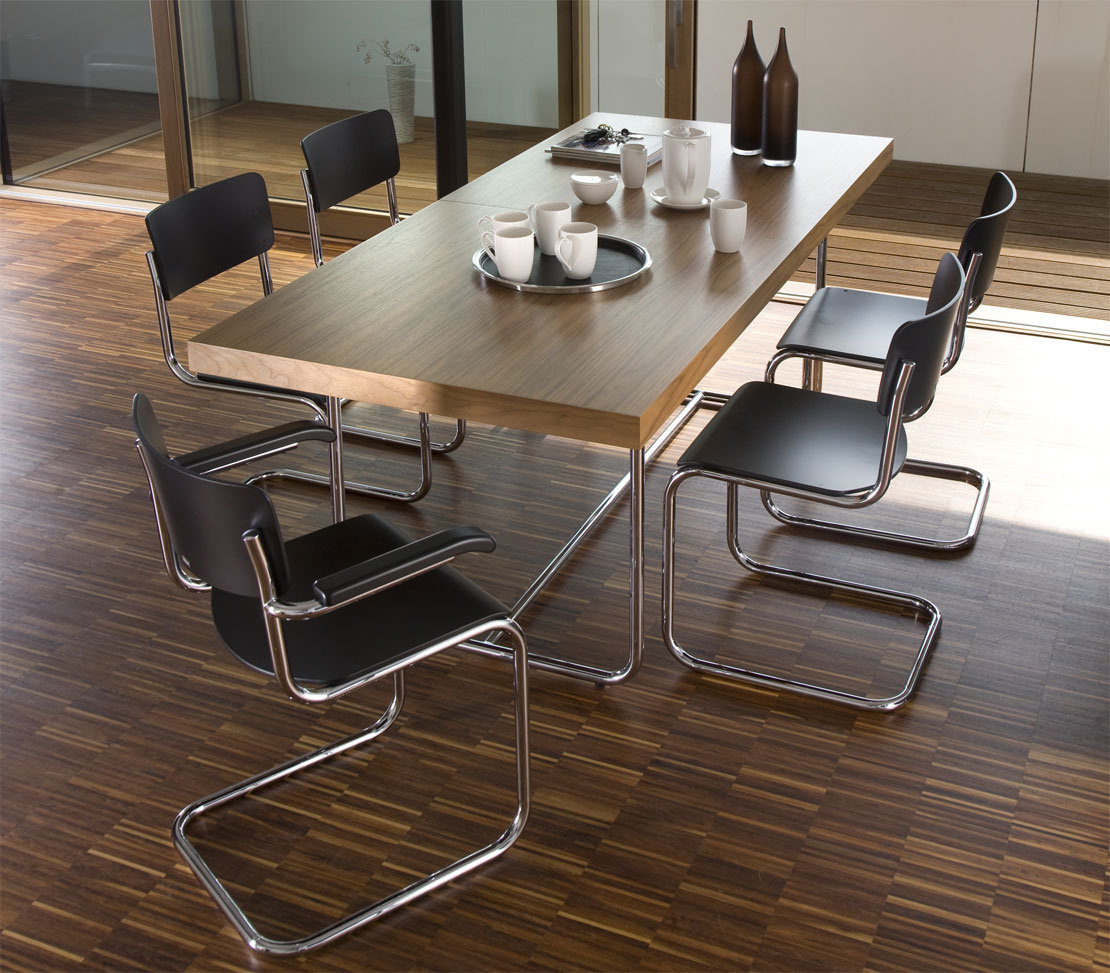 Der Thonet Tisch in den Ausführungen S 1070, S 1071 und S 1072 ist ein klassischer Tisch mit besonderen Details.