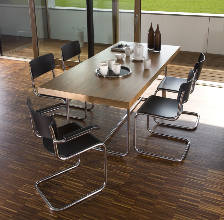 Der Thonet Tisch in den Ausführungen S 1070, S 1071 und S 1072 ist ein klassischer Tisch mit besonderen Details.
