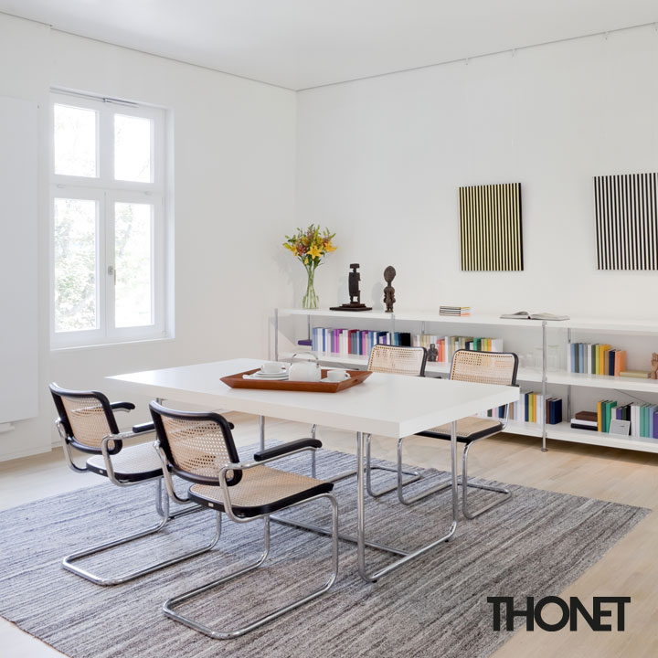 Der Thonet Tisch in den Ausführungen S 1070, S 1071 und S 1072 ist ein klassischer Tisch mit besonderen Details.