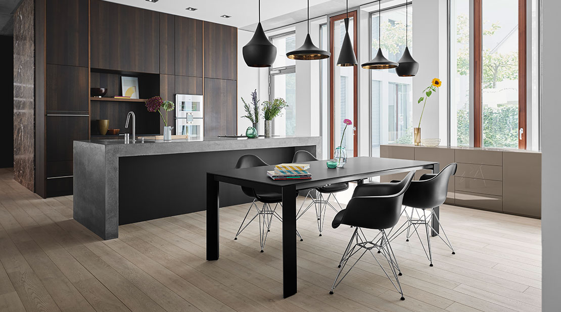 Kettnaker Soma Esstisch hier in der Ausführung Lack dunkel