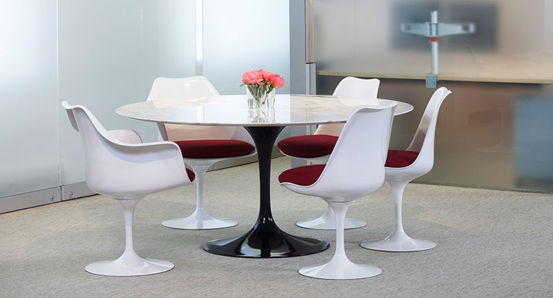 Knoll International Saarinen Tulip Esstisch
