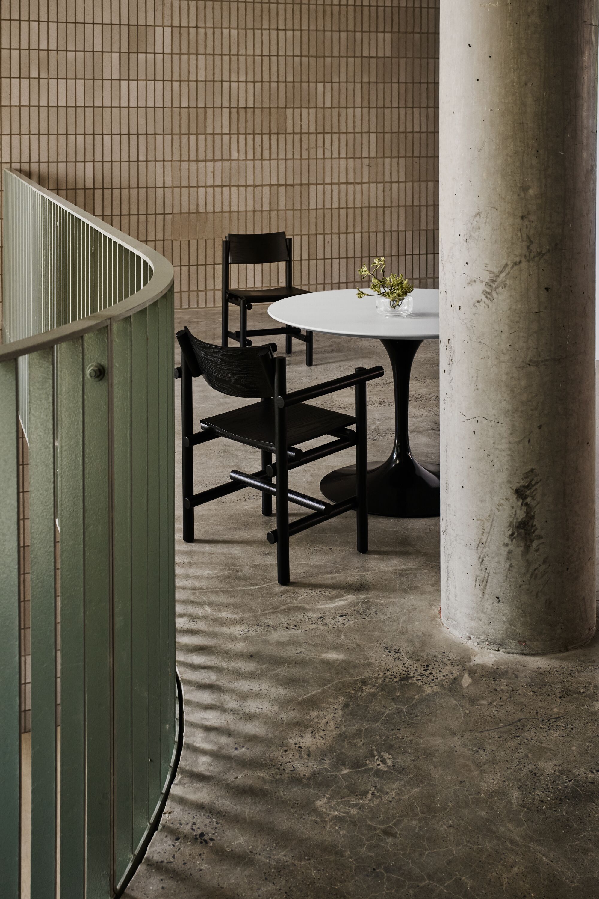 Knoll International Saarinen Tulip Esstisch