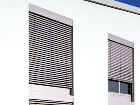 Steuern Sie Lichteinfall und Durchsicht nach Ihrem individuellen Bedarf. Außenraffstores garantieren optimalen Sicht-, Blend- und Sonnenschutz.
Außenraffstores