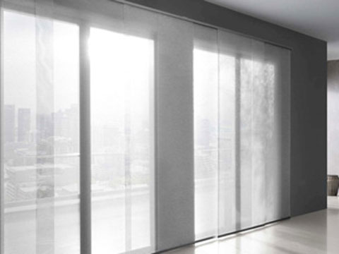 Flächenvorhänge schweben als seitlich verschiebbare Stoffpaneele an Ihrer Decke. Kombinieren Sie Farben und Muster, um Ihre bodentiefen Fenster und Glasfronten zu gestalten.
Flächenvorhänge