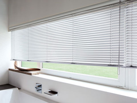 Modulieren Sie das Licht in Ihren Räumen flexibel: Mit dem Klassiker des innen liegenden Sonnenschutzes – den vielseitig gestaltbaren MHZ Horizontal-Jalousien.
Horizontal-Jalousien