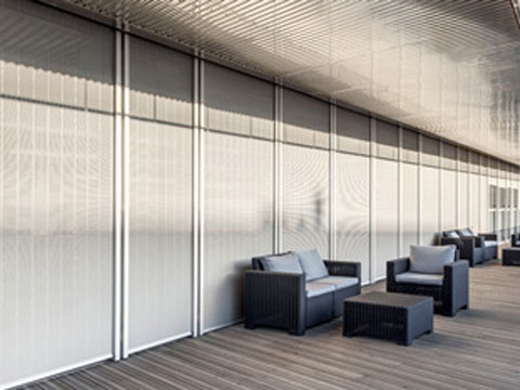 Unsere rollbaren Metallbehänge eignen sich für moderne Bauwerke. Sie ergänzen Fassaden filigran und windstabil sowie effizient und ästhetisch.
Metallbehänge