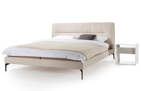 Markantes Detail beim Groove Bett ist das weich und leger gepolsterte Kopfteil mit einer horizontal verlaufenden tief eingezogenen Falte. Gemütlichkeit pur...