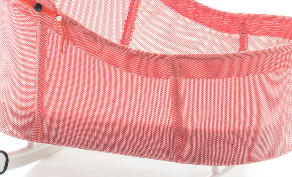 Das speziell für die Wiege entwickelte Gestrick sorgt für eine behagliche Umgebung in der Wiege.