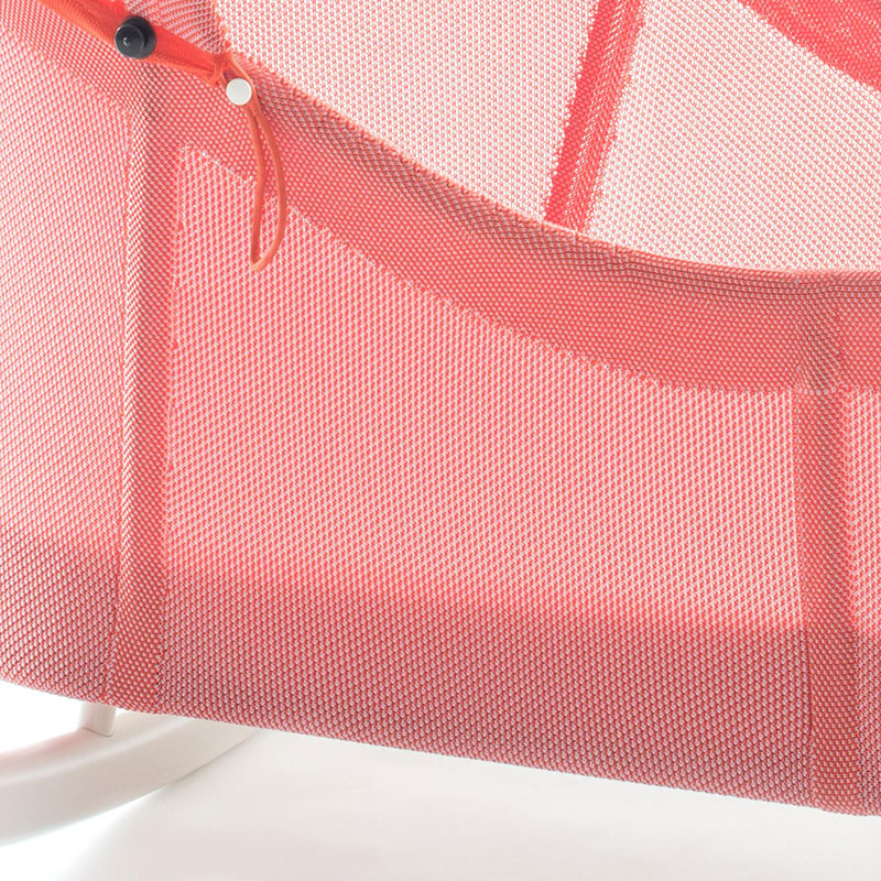 Das speziell für die Wiege entwickelte Gestrick sorgt für eine behagliche Umgebung in der Wiege.