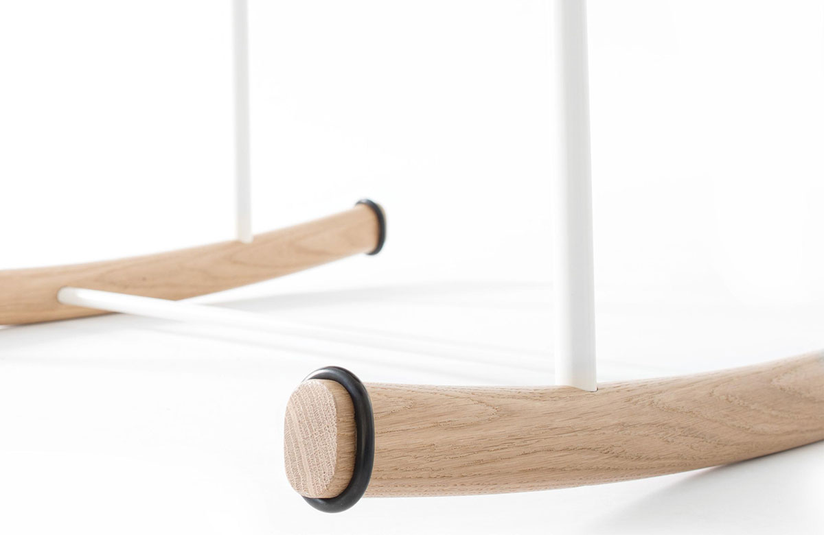 Die Kombination aus massivem Holz und Stahlrohr verleiht der Wiege Stabilität.