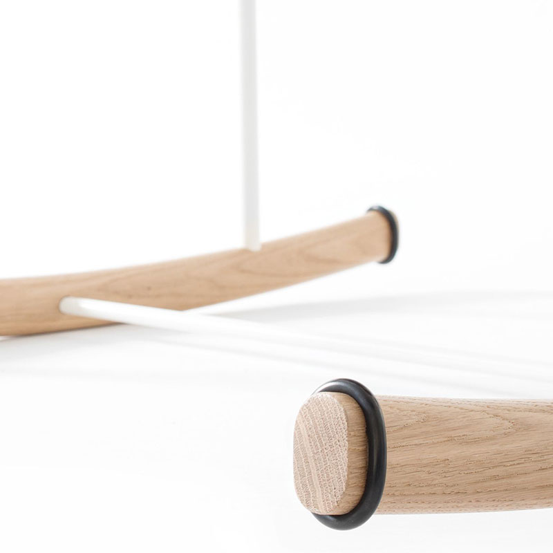 Die Kombination aus massivem Holz und Stahlrohr verleiht der Wiege Stabilität.