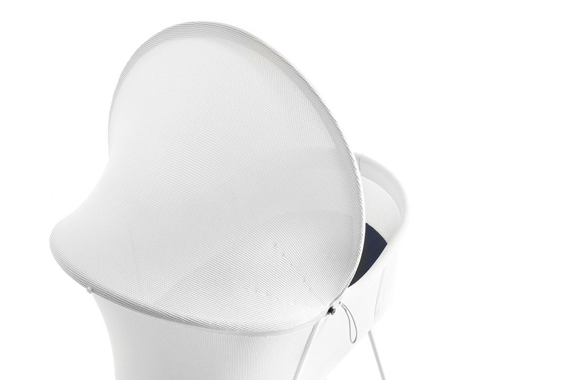 Der abnehmbare Hoodie sorgt für Geborgenheit und Sonnenschutz.