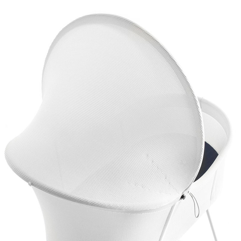 Der abnehmbare Hoodie sorgt für Geborgenheit und Sonnenschutz.