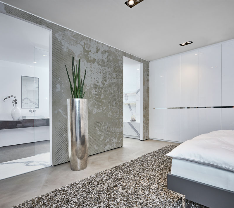 Wasser-Reflektionen Sanft spiegelt das mit Blattsilber- folie überzogene Pandora Gefäß Farben und Lichter des Umfelds wider. Nahtlos integriert erstrahlt es in ruhiger Eleganz. Bepflanzt mit einer künstlichen Sansevie- ria Spaghetti wird es zum puren Statement.