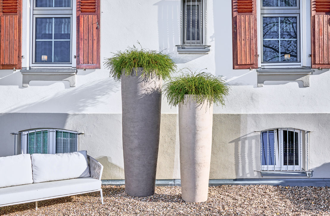 Handgetöpferte, Tongefä- ße, 2,5 Meter hoch, kombiniert mit Thuja plicata Whipcord