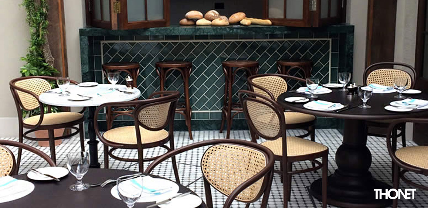 Thonet Bugholzarmlehnenstuhl 210