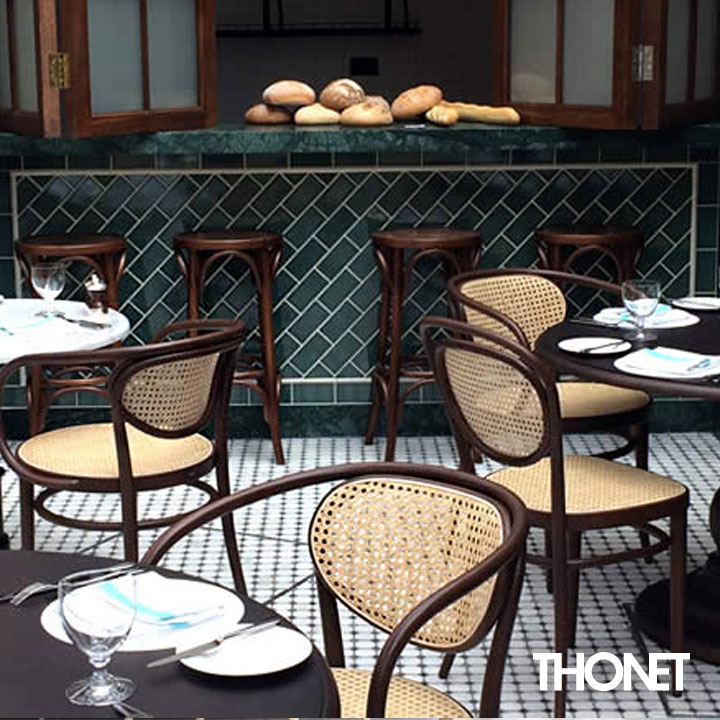 Thonet Bugholzarmlehnenstuhl 210