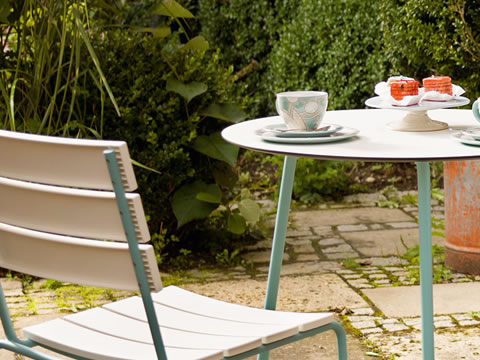 Balcony ist eine stapelbare Liege von Weishäupl mit Bespannung aus Batyline®. Das Kopfteil ist in 4 Positionen verstellbar.
Weishaeupl-Liege-Balcony