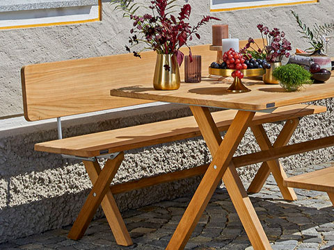 Es wurde darüber nachgedacht, wie Biergartenmöbel heute aussehen würden, müsste man sie neu erfinden. Sie sollten in jedem Fall unkompliziert und platzsparend sein. Pfiffig, aber durchaus mit einem Hauch mehr Komfort.
Weishaeupl Kollektion Cross
