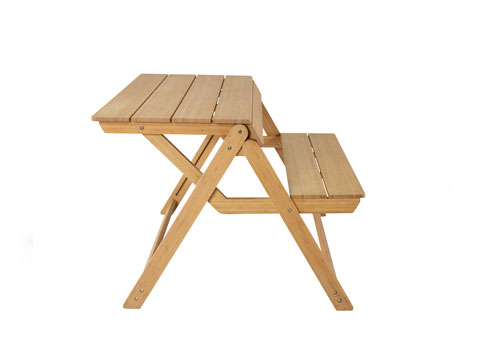 Die Patiobench von Weltevree ist aus einer Sorte Holzlatte gefertigt. Bertjan wollte Komfort schaffen, aber nur eine Art Material benutzen.
 Weltevree Folding Picninc