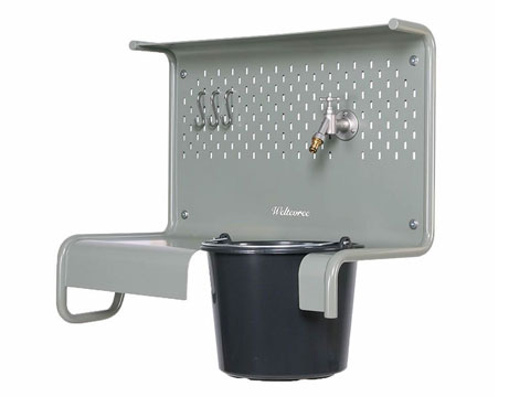 Das Wasserwerk schafft Ordnung und Gemütlichkeit rund um den Wasseranschluss im Garten oder auf dem Balkon. Das Wasserwerk besteht aus einer Arbeitsplatte und einer perforierten Wand.
 Weltevree Waterworks